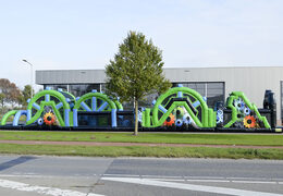 Compre uma pista de mega obstáculo de 30 metros nas cores preto e verde para jovens e idosos. Ordene pistas de obstáculos infláveis ​​agora online em JB Insuflaveis Portugal