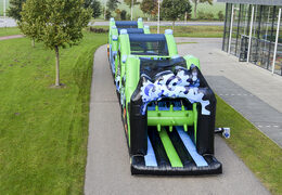 Obtenha sua pista de obstáculo de 30 metros em preto e verde online agora. Ordene pistas de obstáculos infláveis ​​na JB Insuflaveis Portugal