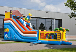 Tobogán inflable multifuncional en un tema de playa con una piscina de chapoteo, impresionante objeto 3D, colores frescos y los obstáculos 3D para niños. Compre toboganes inflables ahora en línea en JB Insuflaveis Portugal