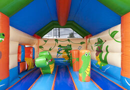 Compre um coberto castelo insuflável com um grande objeto crocodilo 3D no telhado na JB Insufláveis Portugal. Encomende castelos insufláveis ​​online na JB Insufláveis Portugal
