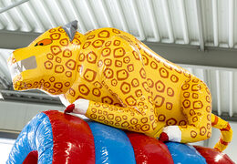 Compre um castelo insuflável com o tema do safári amazônico e um escorregador para as crianças. Encomende castelos insufláveis ​​online na JB Insufláveis ​​Portugal