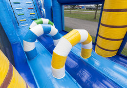 Ordene uma pista de obstáculos inflável exclusiva com 17 metros de largura com o tema do surf para crianças. Compre pistas de obstáculos infláveis ​​online agora na JB Insuflaveis Portugal