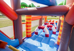 Compre uma pista de obstáculo inflável com tema de tubarão com 7 elementos de jogo e objetos coloridos para crianças. Ordene pistas de obstáculos infláveis ​​agora online em JB Insuflaveis Portugal