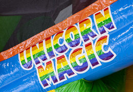 Castelo insuflável com tema de unicórnio com escorregador, pilares na superfície de salto e impressionantes objetos 3D para crianças. Compre castelos ​​insufláveis ​​online na JB Insufláveis ​​Portugal