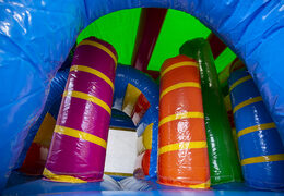 Castelo insuflável multijogador de unicórnio com um slide, pilares na superfície de salto e objetos 3D impressionantes para crianças. Encomende castelos insufláveis ​​online na JB Insufláveis ​​Portugal