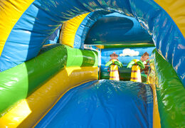 Compre um castelo insuflável multiuso com tema de slide de selva e um grande objeto de gorila em 3D para as crianças. Encomende castelos insufláveis ​​online na JB Insufláveis Portugal