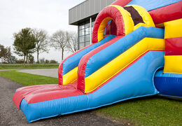 Encomende um castelo insuflável  multifuncional com o tema do pirata e uma impressionante figura 3D no telhado para as crianças. Encomende castelos insufláveis  ​​online na JB Insufláveis Portugal