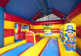 Encomende um castelo insuflável multiuso coberto com tema pirata com escorregador e objeto 3D em cima para  crianças mais velhas. Compre castelos insufláveis ​​online na JB Insufláveis Portugal