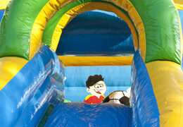 Compre um coberto castelo insuflável com um objeto de futebol 3D no telhado na JB Insufláveis Portugal. Encomende castelos insufláveis ​​online na JB Insufláveis Portugal