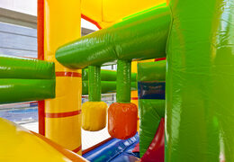 Castelo insuflável multijogador de leões com escorregador, pilares na superfície de salto e impressionantes objetos 3D para crianças. Encomende castelos insufláveis ​​online na JB Insufláveis ​​Portugal