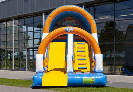 Ordene um escorregador inflável espetacular com o tema do mundo oceânico e cores alegres para as crianças. Compre escorregadores infláveis ​​agora online na JB Insuflaveis Portugal