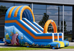 Ordene um escorregador inflável espetacular com o tema do mundo oceânico e cores alegres para as crianças. Compre escorregadores infláveis ​​agora online na JB Insuflaveis Portugal