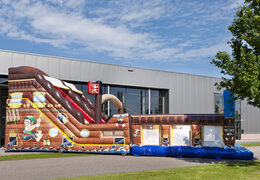 Mega escorregador inflável no tema do mundo Piratas com obstáculos 3D para crianças. Compre escorregadores infláveis ​​agora online em JB Insuflaveis Portugal