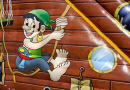 Compre um escorregador inflável extra largo com o tema do mundo Piratas com obstáculos 3D para crianças. Ordene escorregadores infláveis ​​agora online em JB Insuflaveis Portugal