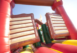 Ordene uma pista de obstáculo inflável de 17 metros de largura com o tema cowboy com 7 elementos de jogo e objetos coloridos para crianças. Compre pistas de obstáculos infláveis ​​online agora na JB Insuflaveis Portugal