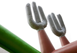 Pista de obstáculo único com 17 metros de largura em um tema de fazenda com 7 elementos de jogo e objetos coloridos para crianças. Compre pistas de obstáculos infláveis ​​online agora na JB Insuflaveis Portugal