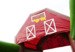 Ordene uma pista de obstáculo inflável de 17 metros de largura em um tema fazenda para crianças. Compre pistas de obstáculos infláveis ​​online agora na JB Insuflaveis Portugal