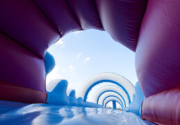 Encomende escorregador de barriga inflável de 18 m de comprimento no tema tubarão para crianças. Compre escorregadores de barriga infláveis ​​agora online na JB Insuflaveis Portugal