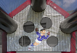 Atirador velocimetro de futebol inflável “Fat Bertha”. Encomende um velocimetro de futebol inflável agora online em JB Insuflaveis Portugal