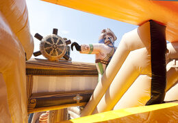 Espectacular escorregador inflável em um impressionante navio pirata com objetos 3D bacanas e estampas coloridas para crianças. Compre escorregadores infláveis ​​agora online na JB Insuflaveis Portugal