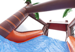 Pista de obstáculo exclusivo com 17 metros de largura no tema selva com 7 elementos de jogo e objetos coloridos para crianças. Compre pistas de obstáculos infláveis ​​online agora na JB Insuflaveis Portugal