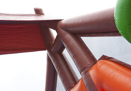 Ordene uma pista de obstáculo infláveis ​​com o tema da selva, 7 elementos do jogo e objetos coloridos para crianças. Compre pistas de obstáculos infláveis ​​online agora na JB Insuflaveis Portugal