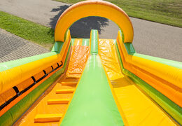 Compre um escorregador inflável espetacular com o tema da selva e estampas divertidas para as crianças. Ordene escorregadores infláveis ​​agora online em JB Insuflaveis Portugal