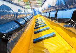 Pegue seu escorregador de crocodilo inflável com as cores alegres e impressão divertida na parede traseira para crianças. Ordene escorregadores infláveis ​​agora online em JB Insuflaveis Portugal