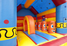 Encomende um castelo insuflável multiuso com um telhado e um objeto de palhaço 3D para crianças da JB Insufláveis Portugal. Compre castelos insufláveis ​​online na JB Insufláveis Portugal