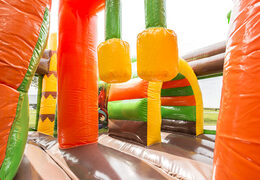 Peça um castelo insuflável multijogador médio no tema dinoworld com escorregador para crianças. Compre castelos insufláveis ​​​​online na JB Insufláveis ​​Portugal