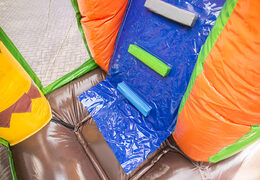 Multijogador Dinoworld insuflável  com um slide, divertidos objetos na superfície de salto e impressionantes objetos 3D para crianças. Compre castelos insufláveis ​​​​online na JB Insufláveis ​​Portugal