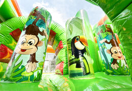 Castelo insuflável de gorila safari multiplay com um slide, objetos divertidos na superfície de salto e objetos 3D atraentes para crianças. Encomende castelos insufláveis ​​online na JB Insufláveis ​​Portugal