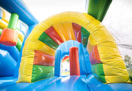 Multijogador com o tema do mar catelo insuflável com um slide, divertidos objetos na superfície de salto e atraentes objetos 3D para crianças. Encomende castelos insufláveis ​​online na JB Insufláveis ​​Portugal