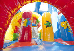 Peça um castelo insuflável de tubarão médio com escorregador para crianças. Compre castelos ​​insufláveis ​​online na JB Insufláveis ​​Portugal