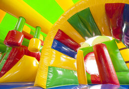 Castelo insuflável multijogador médio com slide em tema de crocodilo para crianças. Encomende castelos insufláveis ​​online na JB Insufláveis ​​Portugal