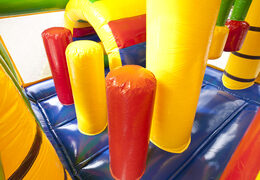 Castelo insuflável multijogador de crocodilos com um slide, objetos divertidos na superfície de salto e objetos 3D atraentes para crianças. Encomende castelos insufláveis ​​online na JB Insufláveis ​​Portugal