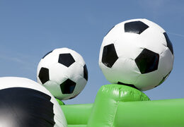 Castelo insuflável com tema de futebol com escorregador, objetos divertidos na superfície de salto e impressionantes objetos 3D para crianças. Compre castelos ​​insufláveis ​​online na JB Insufláveis ​​Portugal