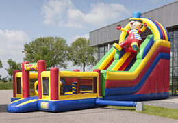 Compre um escorregador inflável exclusivo no tema do palhaço com uma piscina infantil, um objeto 3D impressionante, cores frescas e os obstáculos 3D para crianças. Ordene escorregadores infláveis ​​agora online em JB Insuflaveis Portugal