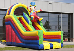 Slide multifuncional exclusivo com tema de palhaço com piscina, objeto 3D impressionante, cores frescas e obstáculos 3D para crianças. Compre escorregadores infláveis ​​agora online na JB Insuflaveis Portugal