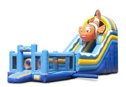 Escorrega inflável multifuncional no tema peixe-palhaço com piscina, objeto 3D impressionante, cores frescas e obstáculos 3D para crianças. Compre escorregadores infláveis ​​agora online na JB Insuflaveis Portugal