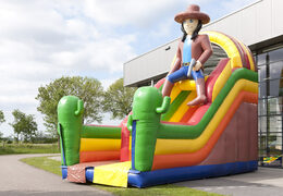 Grande escorregador inflável multifuncional com tema de praia com piscina, objeto 3D impressionante, cores frescas e obstáculos 3D para crianças. Ordene escorregadores infláveis ​​agora online em JB Insuflaveis Portugal