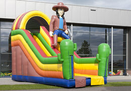 Slide inflável com tema de praia com piscina, objeto 3D impressionante, cores vivas e obstáculos 3D para crianças. Ordene escorregadores infláveis ​​agora online em JB Insuflaveis Portugal