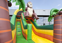 Escorrega inflável multifuncional no tema gorila com piscina, objeto 3D impressionante, cores frescas e obstáculos 3D para crianças. Ordene escorregadores infláveis ​​agora online em JB Insuflaveis Portugal