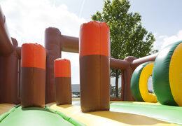 Escorrega inflável com tema de gorila com piscina, objeto 3D impressionante, cores vivas e o obstáculo 3D para crianças. Ordene escorregadores infláveis ​​agora online em JB Insuflaveis Portugal