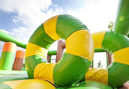 Escorrega inflável multifuncional de tema pirata com piscina, objeto 3D impressionante, cores frescas e a ordem de obstáculos 3D para crianças. Compre escorregadores infláveis ​​agora online na JB Insuflaveis Portugal