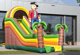 Slide inflável multifuncional em um tema pirata com uma piscina, impressionante objeto 3D, cores frescas e os obstáculos 3D para crianças. Compre escorregadores infláveis ​​agora online na JB Insuflaveis Portugal