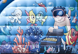 Obtenha seu escorregador inflável com o tema Wave com uma superfície deslizante ondulada e divertidas impressões do mundo subaquático para crianças. Compre escorregadores infláveis ​​agora online na JB Insuflaveis Portugal