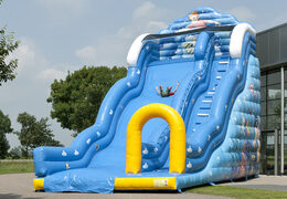 Compre um escorregador inflável com o tema Wave com superfície deslizante ondulada e divertidas impressões do mundo subaquático para crianças. Ordene escorregadores infláveis ​​agora online em JB Insuflaveis Portugal