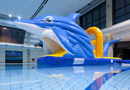 Compre um toboágua inflável hermético em um tema de golfinhos para jovens e idosos. Encomende atrações aquáticas infláveis ​​agora online na JB Insuflaveis Portugal