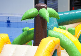 Encomende o curso de obstáculos de piscina com tema de selva Zig Zag duplo para jovens e idosos. Compre atrações aquáticas infláveis ​​online agora na JB Insuflaveis Portugal